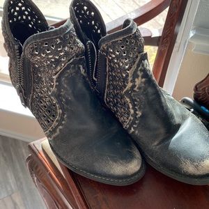 Cute circle G booties